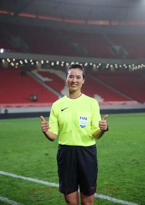 谢丽君将成为国内首位执裁男子足球顶级职业联赛的女子裁判员 谢丽君将成为国内首位执裁男子足球顶级职业联赛的女子裁判员